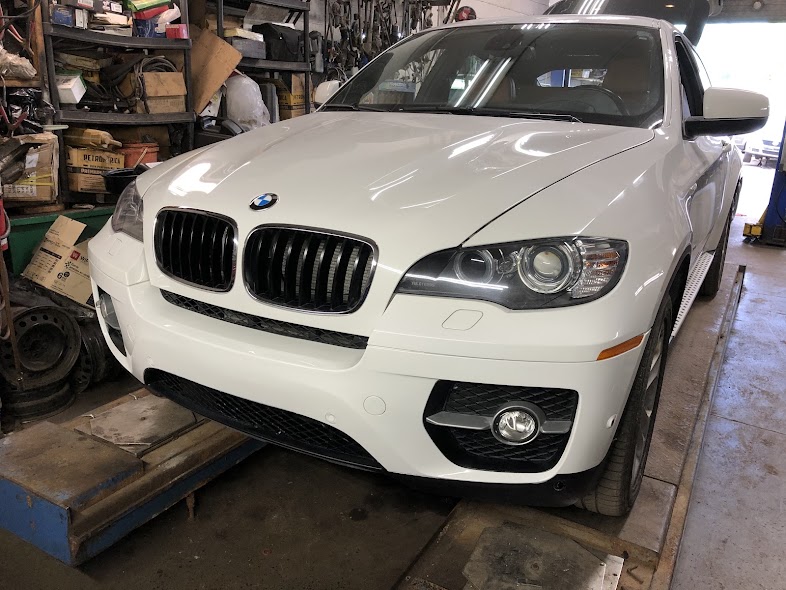 BMW blanche sur le pont de l’atelier