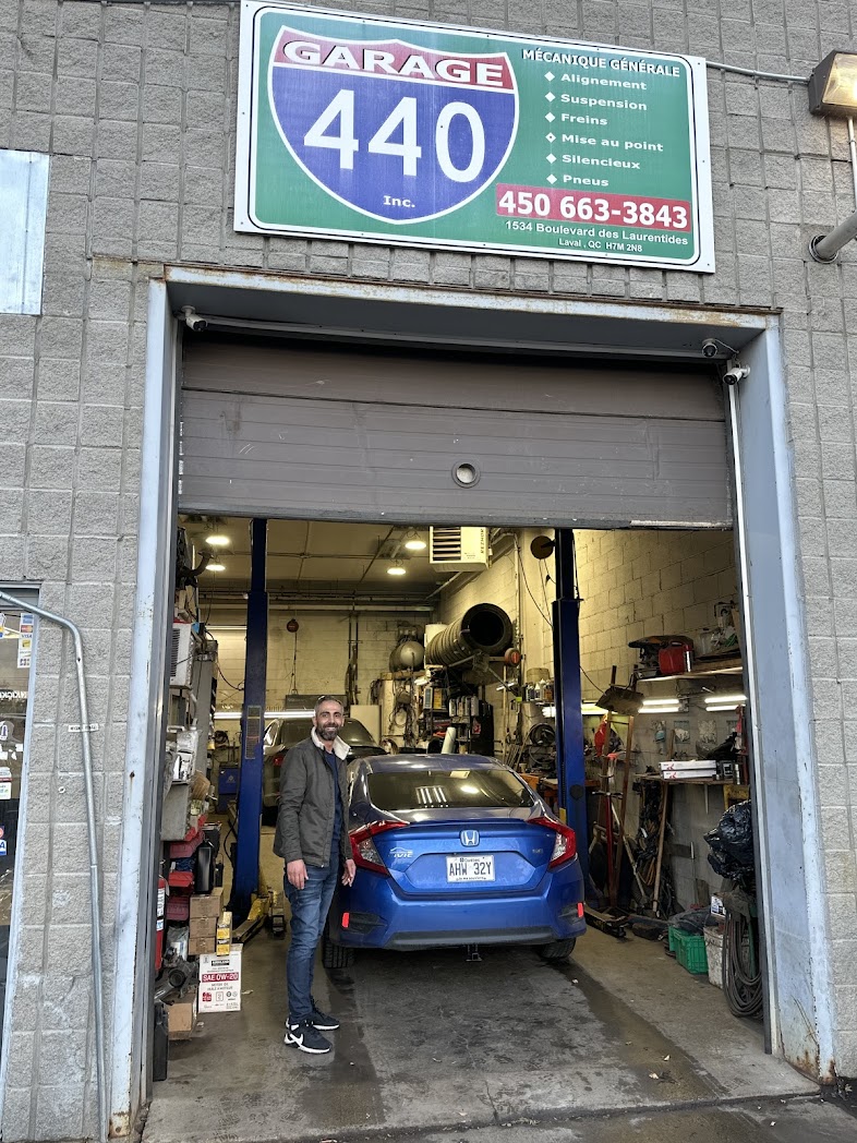 Façade du Garage 440 Inc. avec son enseigne et sa baie ouverte à Laval